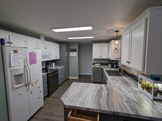 Kitchen - 2550 SW Talon Loop