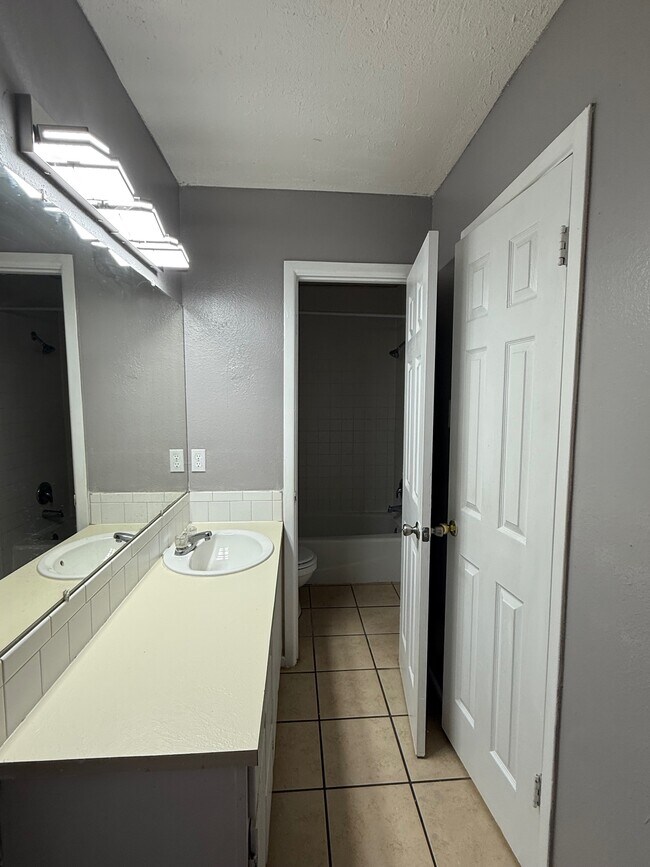 Building Photo - 3504 Fairmount Dr