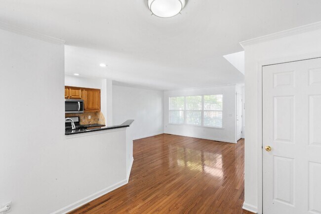Foto del edificio - "Charming 2-Bed Townhouse with Granite Cou...