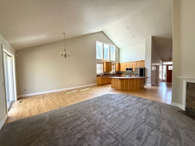 Foto del edificio - Stunning Home in Sisters w/new Paint and C...