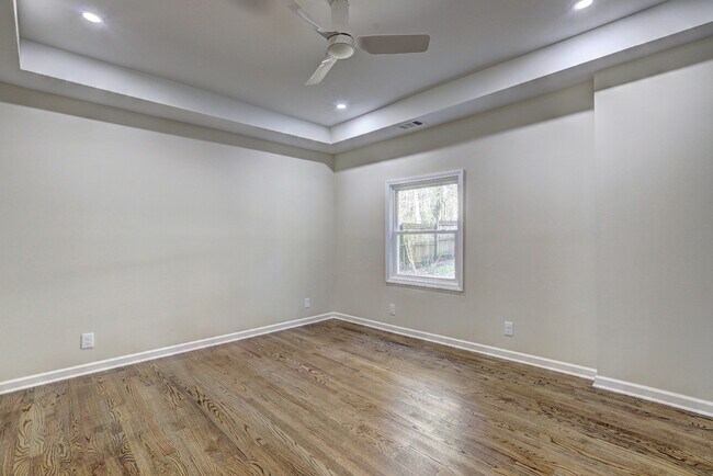 Building Photo - 810 Commodore Dr NW