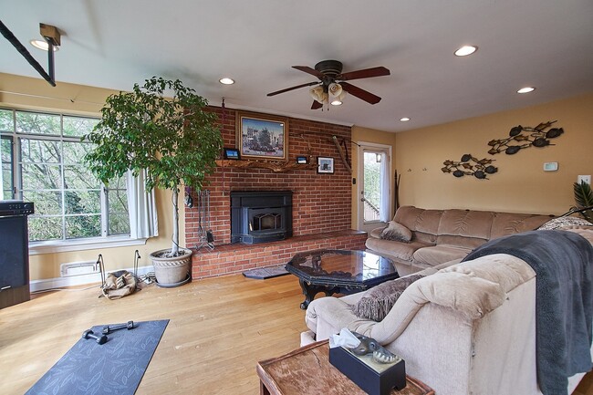 Building Photo - 6129 Beachway Dr