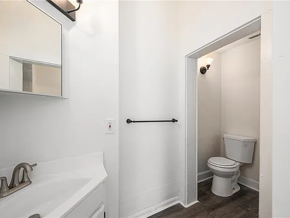 Full Bathroom - 4029 McGee St