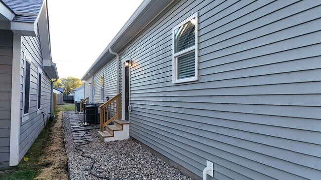 Building Photo - RnR Duplex SoBro