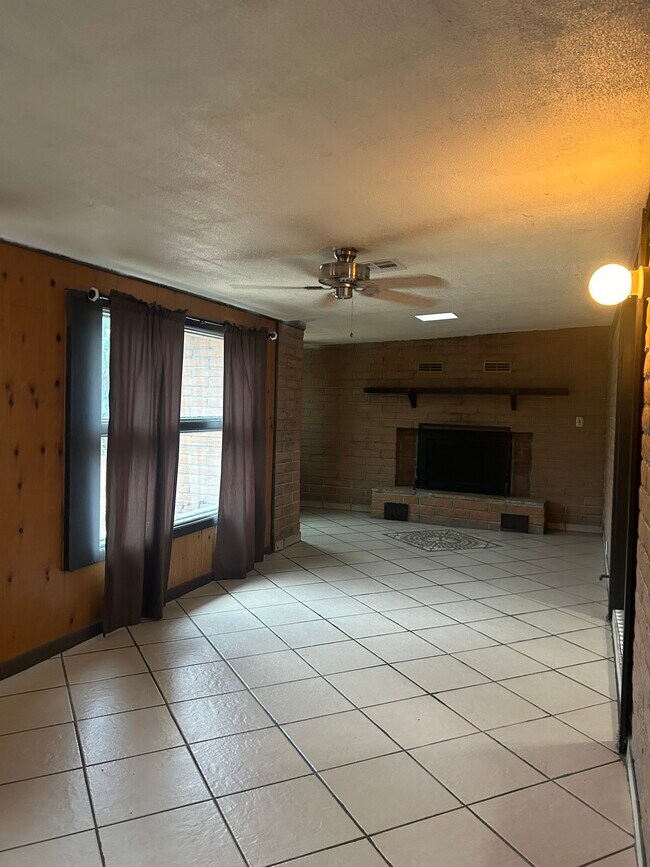 SALA FAMILIAR - 2921 W Betsy Ross Pl