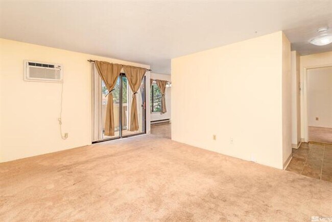 Foto del edificio - Great 1 bedroom condo just off Clear Acre Lane