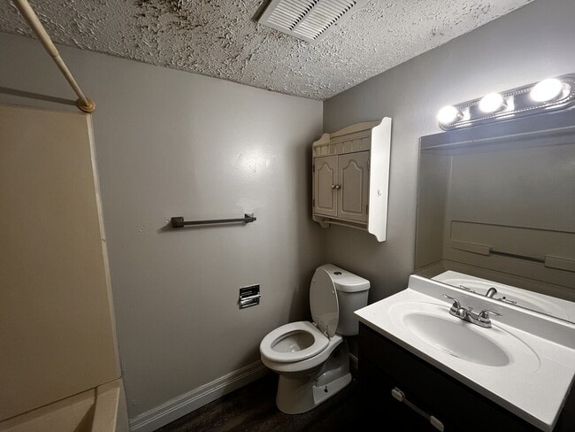 Building Photo - 320 Landing
