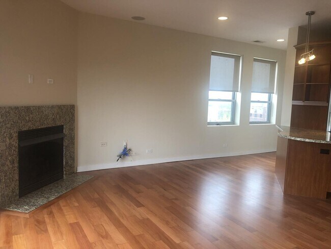 Building Photo - 6957 N Greenview Ave