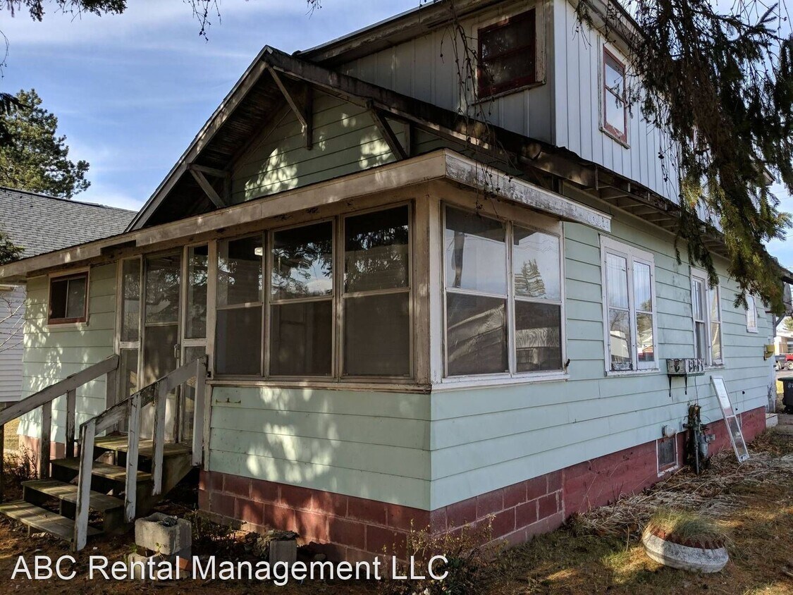 Primary Photo - 4 br, 1.5 bath House - 325 E Wisconsin Avenue