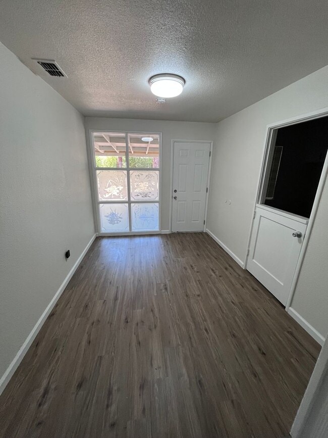 Building Photo - NICE UPDATED HOME IN SACRAMENTO!!