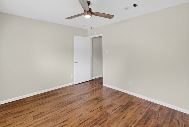 Foto del edificio - 5502 Effingham Dr