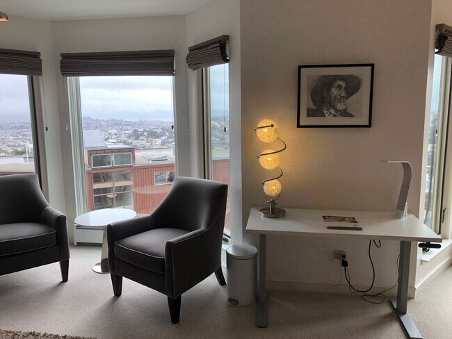Building Photo - Top Floor Furnished 2 Bedroom Condo in Cor...