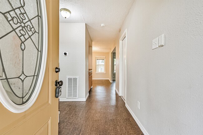 Foto del edificio - 222 Old Oaks St