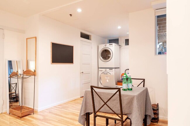 Foto del edificio - 3833 Calvert St NW
