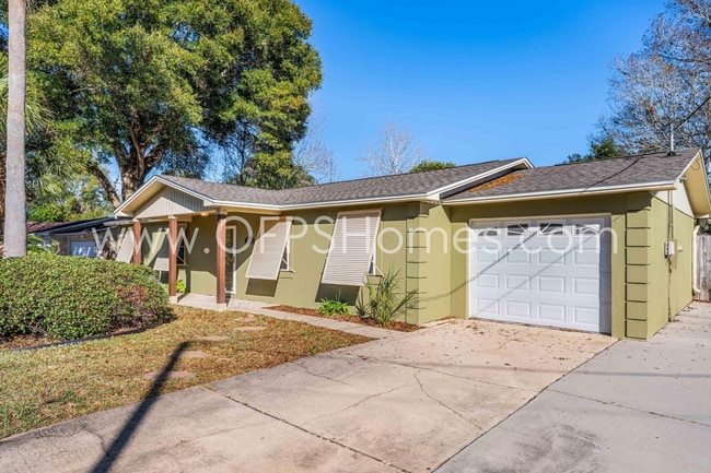 Building Photo - AVAILABLE NOW... 3/2 in Destin!!