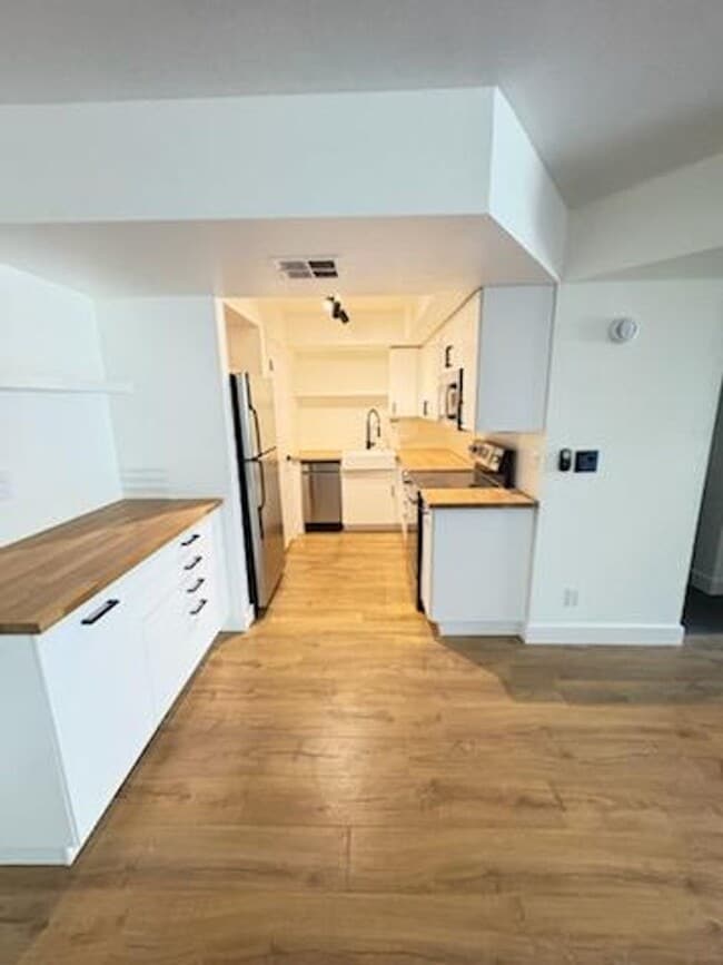 Building Photo - FREE RENT/EARLY ENTRY  1 bedroom 1 bath Beautiful Upstairs Unit in Prime Location