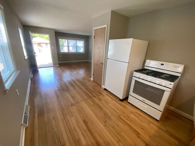 Building Photo - Convenient 2BR Rental Near Amenities: Your...