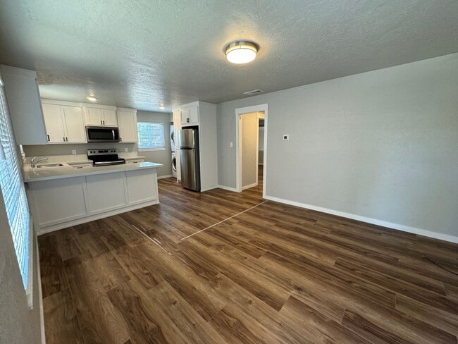 Building Photo - NICE UPSTAIRS UNIT WITH 2 BED 1 BATH IN GR...