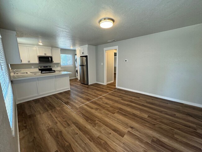 Foto del edificio - NICE UPSTAIRS UNIT WITH 2 BED 1 BATH IN GR...