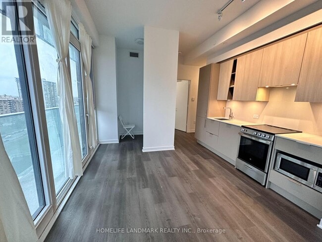 Photo du bâtiment - 3900-3900 Confederation Pkwy