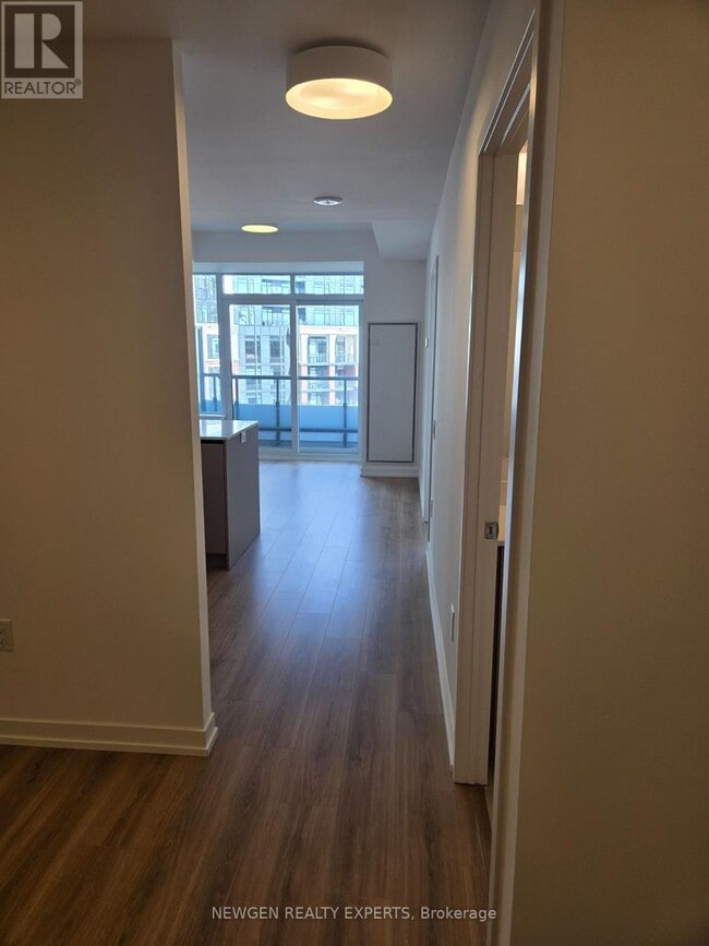 Photo du bâtiment - 2485 Eglinton Ave W