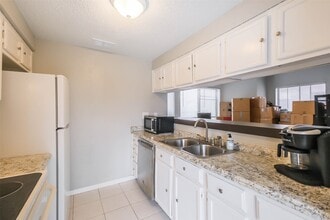 Building Photo - 10122 Waterstone Dr