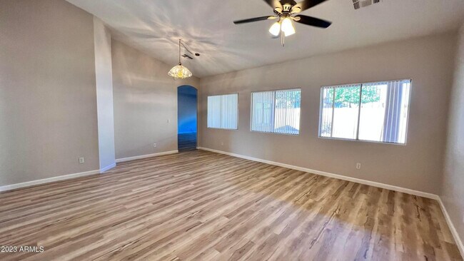 Foto del edificio - 495 N Bluejay Dr