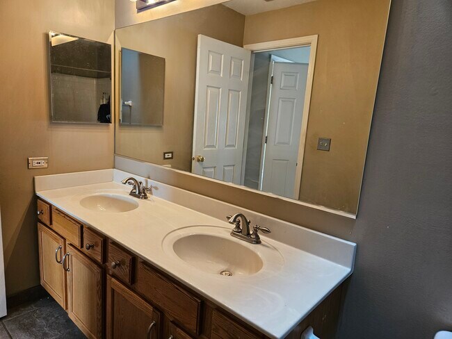 Foto del edificio - 1421 Meadowsedge Ln