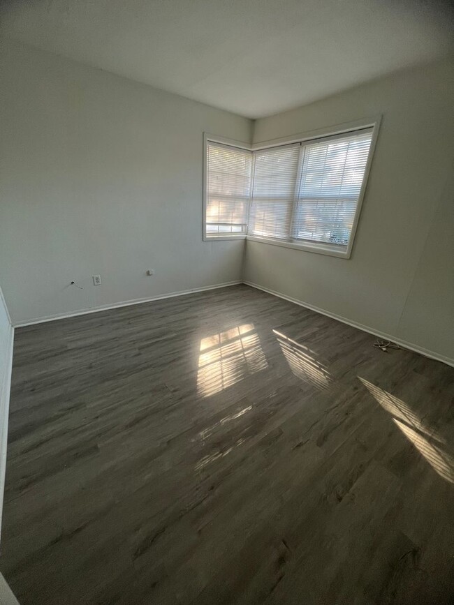 Building Photo - 2 BED 1 BATH READY TO RENT IN PLANT CITY!