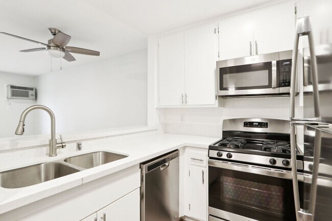 Interior Photo - 5405 Lindley Avenue