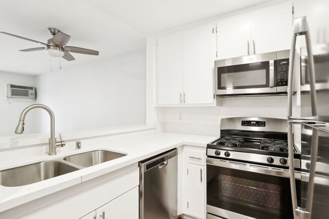 Interior Photo - 5405 Lindley Avenue