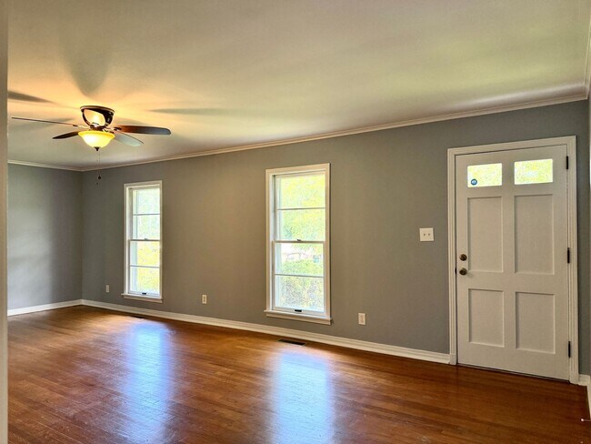 Building Photo - Beautifully Updated!