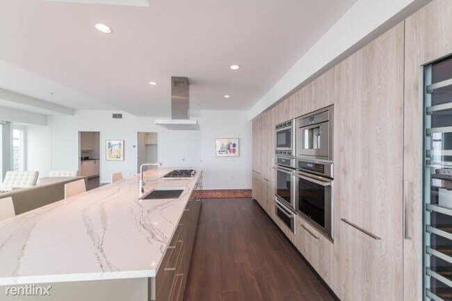 Building Photo - 3 br, 2 bath Condo - 230 E Illinois St