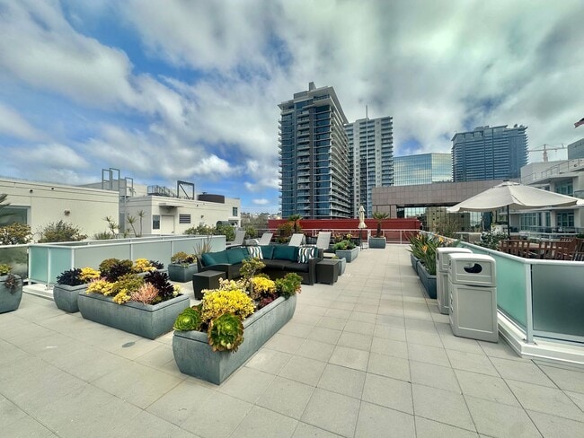 Building Photo - Little Italy 1BD/1BA Condo w/ Pool, Jacuzzi, BBQ, Balcony, Rooftop Terrace, In-unit Laundry, Subt...