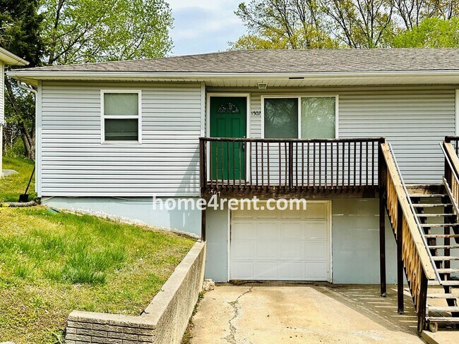 Foto del edificio - Adorable Duplex Home in KCK w/ Stainless S...