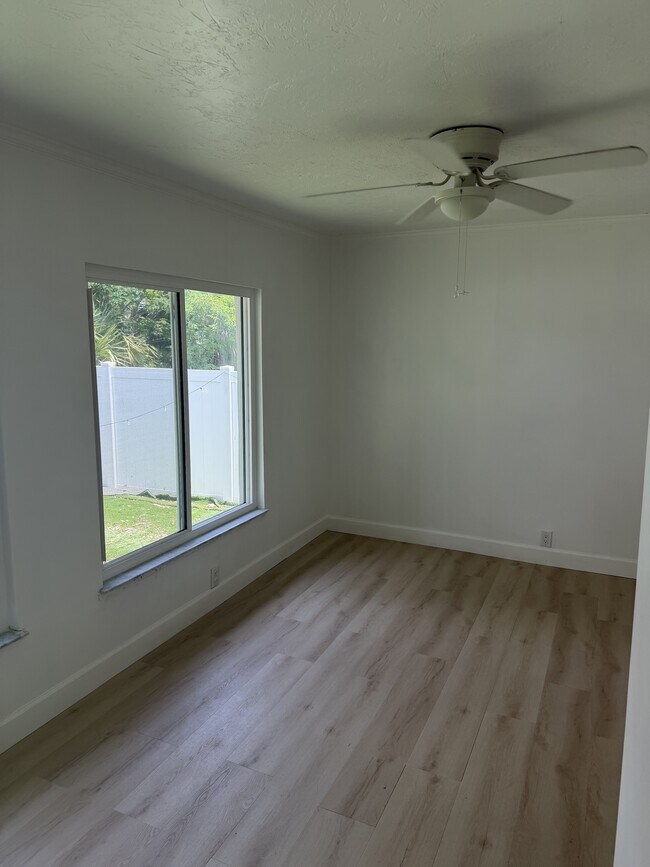 Building Photo - 923 Ivanhoe Way S