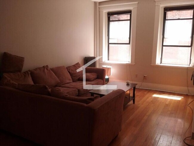 Foto del edificio - HOT ALLSTON LISTING!!!!!