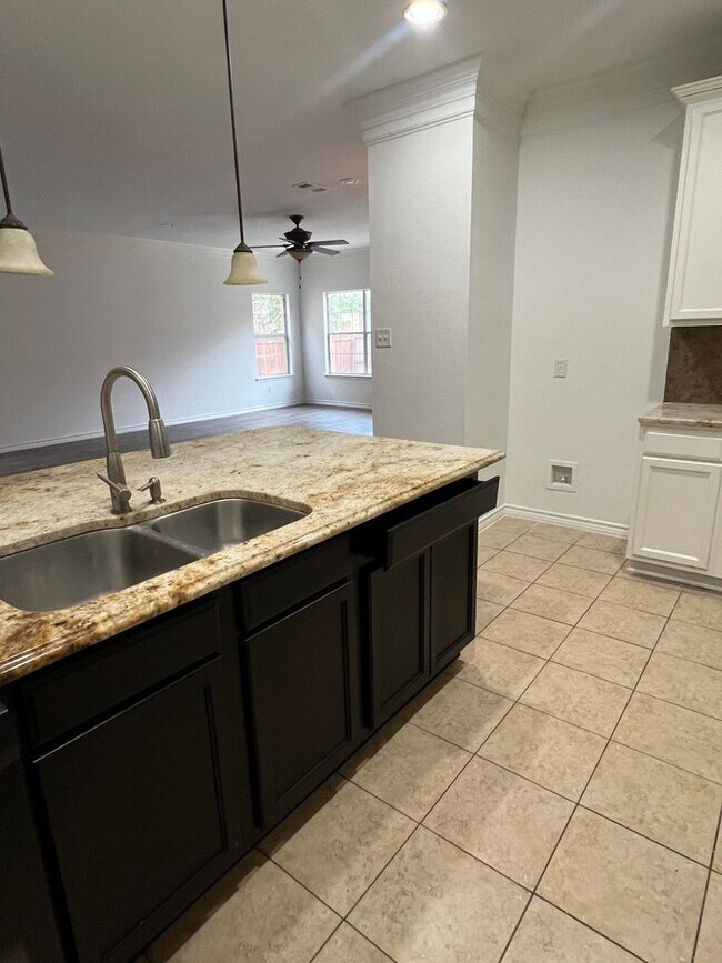 Foto del edificio - Newly Updated Expansive 5 Bedroom 3.5 Bath...