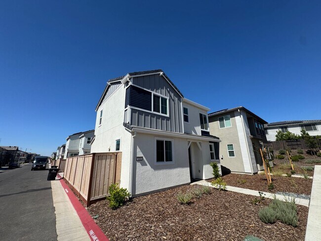 Foto del edificio - BRAND NEW SOLAR HOME IN LINCOLN!
