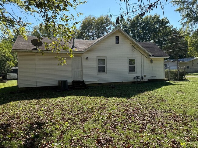 Building Photo - 3 Bedroom 2 Bath in Republic!  $1195