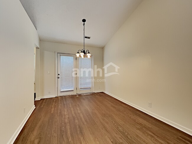 Foto del edificio - 916 Springs Hill Way
