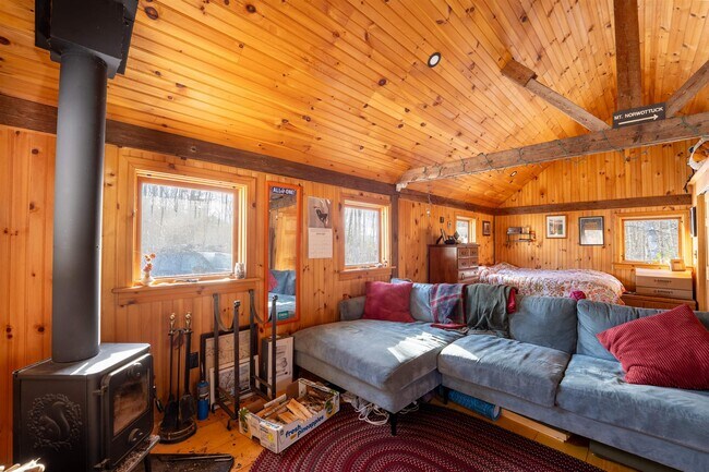 Foto del edificio - 398 Plains Rd