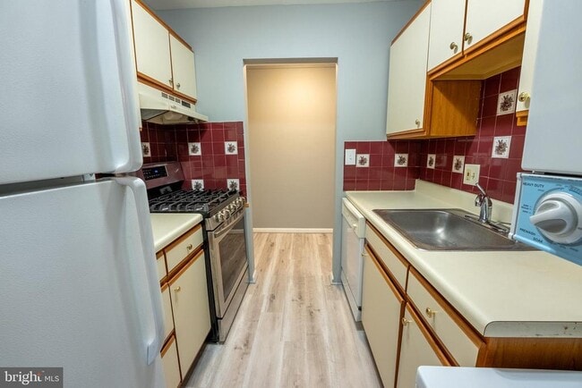 Building Photo - 1533 Colonial Dr