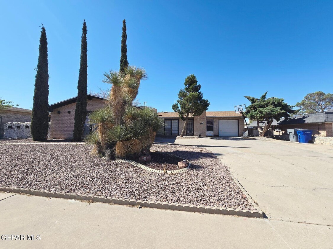 Primary Photo - 6625 Escondido Dr