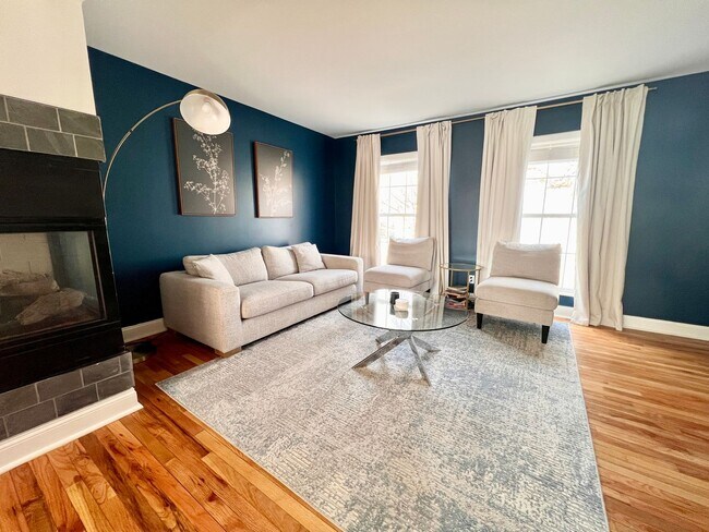 Foto del edificio - 3 bed 2.5 bath Located in the Heart of The Hill