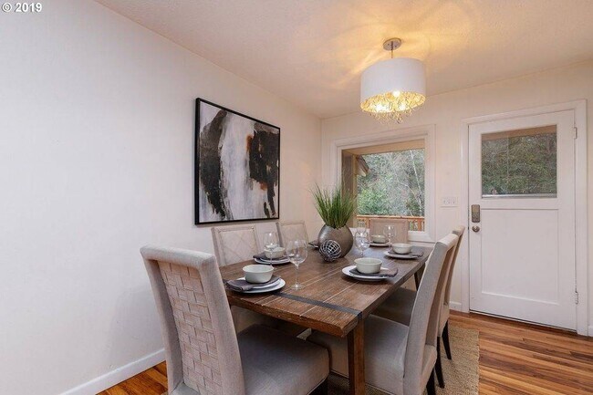 Dining area - 7425 SW Canyon Ln