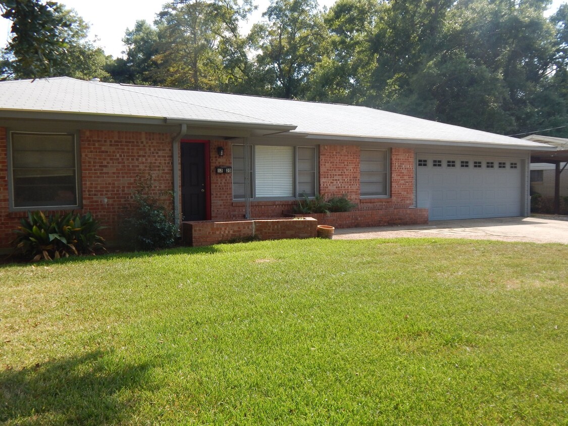 Foto principal - Spacious 3 Bedroom, 1-1/2 Bath Home in Tyler!