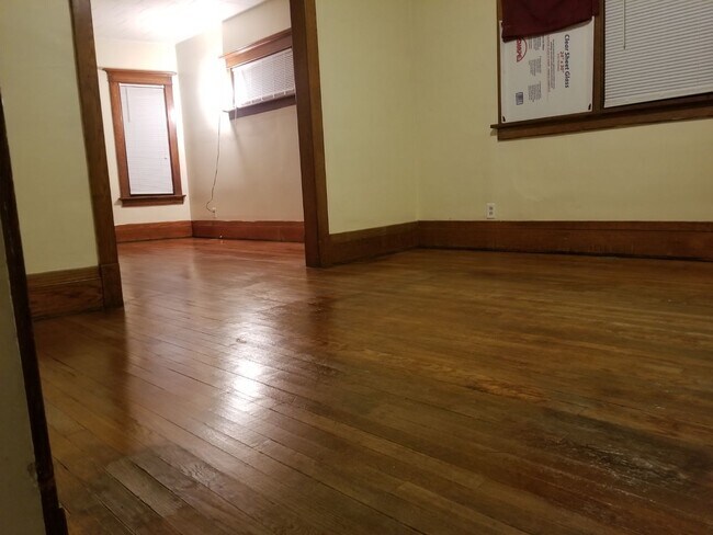 Building Photo - 720 W 9th St