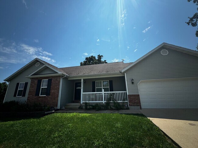 Foto del edificio - Charming 3-Bedroom, 3-Bathroom Home with V...