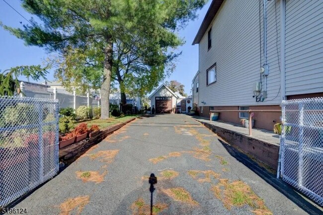 Parking - 283 William St